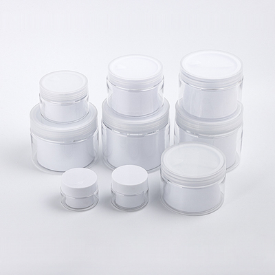 Os frascos da parede enfrentam o cosmético do frasco do creme do plástico da composição das loções dos cuidados com a pele do cabelo da mão