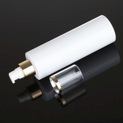 Garrafa contínua de empacotamento do pulverizador da parte superior 250ml do ouro do hotel 500ml da sala do recipiente do álcool cosmético plástico branco da névoa do cabelo