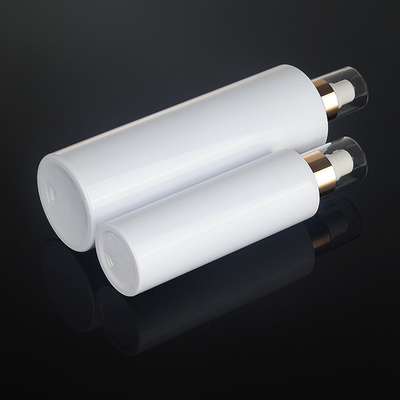Garrafa contínua de empacotamento do pulverizador da parte superior 250ml do ouro do hotel 500ml da sala do recipiente do álcool cosmético plástico branco da névoa do cabelo