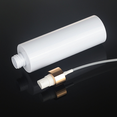 Garrafa contínua de empacotamento do pulverizador da parte superior 250ml do ouro do hotel 500ml da sala do recipiente do álcool cosmético plástico branco da névoa do cabelo