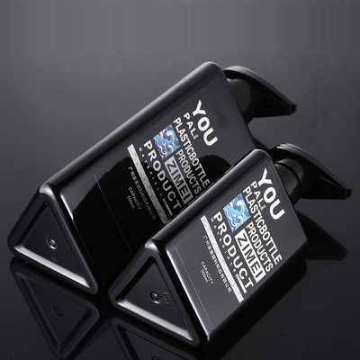 A forma por atacado do triângulo de 100ml 200ml 300ml recicla garrafas mal ventiladas do champô da bomba 500ml do preto plástico do recipiente da loção do animal de estimação