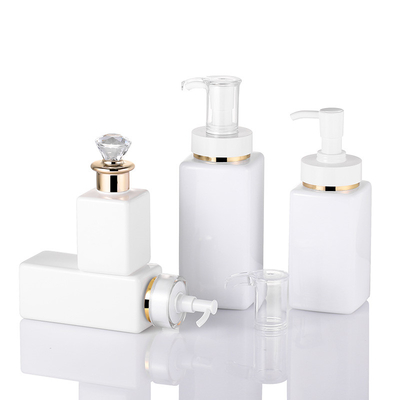 O branco luxuoso de alta qualidade personaliza a garrafa quadrada da loção de cabelo do champô com Diamond Gold Rim Cap