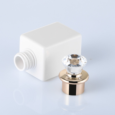 O branco luxuoso de alta qualidade personaliza a garrafa quadrada da loção de cabelo do champô com Diamond Gold Rim Cap