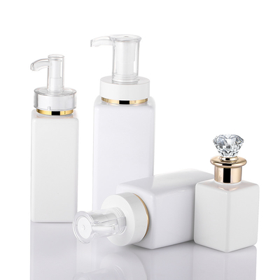 O branco luxuoso de alta qualidade personaliza a garrafa quadrada da loção de cabelo do champô com Diamond Gold Rim Cap